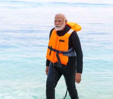 नरेंद्र मोदी यांनी लक्षद्वीपमध्ये घेतला स्नॉर्कलिंगचा आनंद; शेअर केले आपल्या ‘उत्साही अनुभवाचे’ फोटो