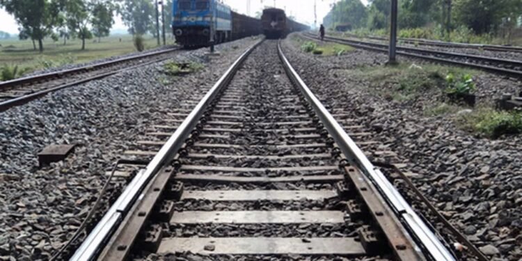 एक फोन अन् जळगाव पोलिसात खळबळ, रेल्वे रुळावर पोहोचताच…