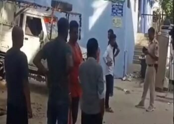 सावत्र आईकडून अमानवीय मारहाण, ९ वर्षांची चिमुकली गवतात सापडली अन् काहीच तासात मृत्यू