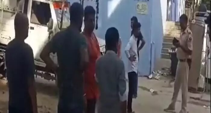 सावत्र आईकडून अमानवीय मारहाण, ९ वर्षांची चिमुकली गवतात सापडली अन् काहीच तासात मृत्यू