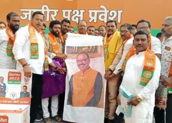 सोलापूर शहरमध्य मध्ये कॉंग्रेसला धक्का ; श्रीनिवास संगा यांनी हात सोडून कमळ घेतले हाती ; सोबत कार्यकर्तेही आले भाजपात