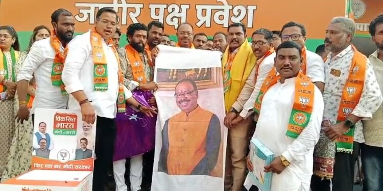 सोलापूर शहरमध्य मध्ये कॉंग्रेसला धक्का ; श्रीनिवास संगा यांनी हात सोडून कमळ घेतले हाती ; सोबत कार्यकर्तेही आले भाजपात