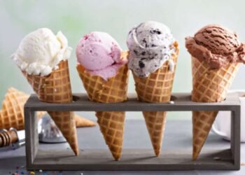 आईस्क्रीम खाल्याने विषबाधा झाल्याचा आरोप; धर्मरक्षक दलाच्या कार्यकर्त्यांकडून बेकरीची तोडफोड