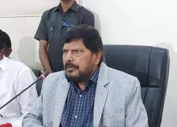 शरद पवारांना मिळाली तुतारी, बघू गावागावात किती ऐकणार म्हातारी, शायराना अंदाजात आठवलेंची टीका