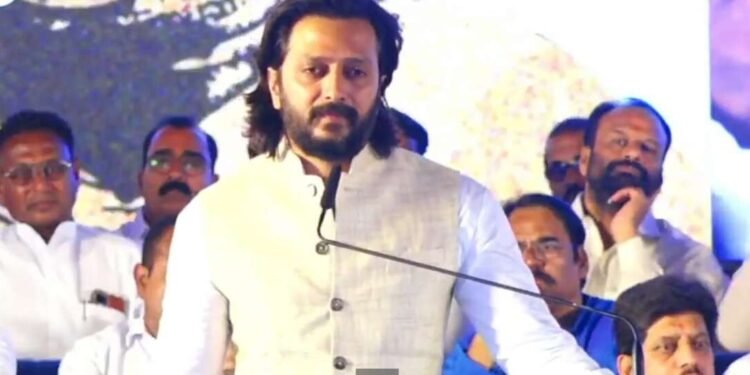 रितेश देशमुख भावुक झाले, स्टेजवरचे सगळे रडले, अश्रू पुसण्यासाठी भाऊ अमित देशमुख सरसावले