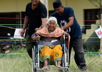 ज्येष्ठ नागरिकांना आता घरबसल्या मतदान करता येणार !