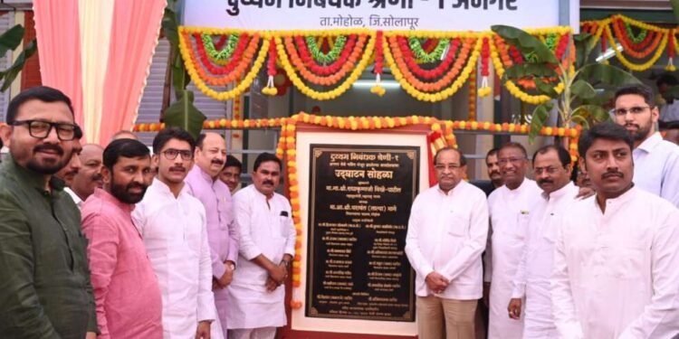 राजन पाटलांना महसूल मंत्र्यांकडून अनगर येथे आणखी एक मोठं कार्यालय गिफ्ट