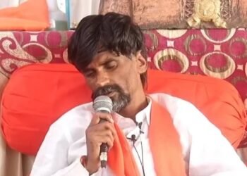 अखेर मनोज जरांगेंनी आमरण उपोषण घेतले मागे