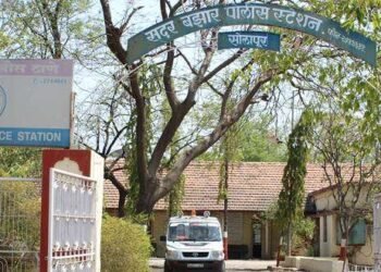 माजी नगरसेविका श्रीदेवी फुलारेंच्या पुत्रास जबर मारहाण; चौघाविरुद्ध गुन्हा दाखल