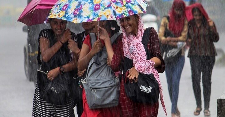 वादळी वाऱ्यासह तुफान पावसाची शक्यता; हवामान खात्याने वर्तवला अंदाज