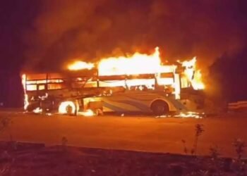 मुंबई- गोवा हायवेवर बर्निंग बसचा थरार, गाढ झोपेतील प्रवासी बालंबाल बचावले….