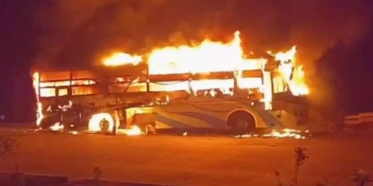 मुंबई- गोवा हायवेवर बर्निंग बसचा थरार, गाढ झोपेतील प्रवासी बालंबाल बचावले….