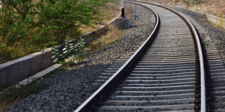 परभणी परळी रेल्वेमार्गाच्या दुहेरीकरणासाठी १०० कोटींचा निधी, मराठवाड्यात रेल्वेचा वेग वाढणार