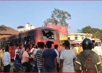 शालेय सहलीच्या बसवर दगडफेक, विद्यार्थ्यांनी जय श्रीरामाच्या घोषणा दिल्यानं दगडफेक