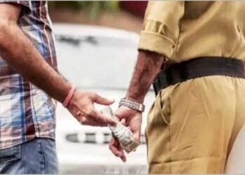 पाच हजाराची लाच घेताना पोलीस शिपाई रंगेहाथ सापडला ; अक्कलकोट मध्ये कारवाई