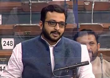 फडणवीसांचं भाषण सुरु असताना स्टेजवरून का निघून गेलात? अमोल कोल्हेंनी स्पष्टच सांगितलं