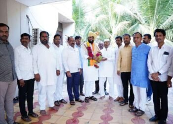 मोहोळच्या सावलीत भेटले उमेशदादा तर नरखेडच्या वाड्यात संतोष अण्णा ; यशवंत तात्या, मनोहर भाऊंच्याही झाल्या भेटी