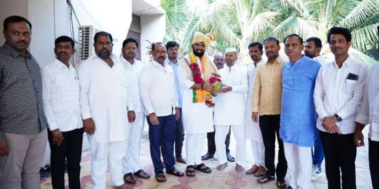 मोहोळच्या सावलीत भेटले उमेशदादा तर नरखेडच्या वाड्यात संतोष अण्णा ; यशवंत तात्या, मनोहर भाऊंच्याही झाल्या भेटी