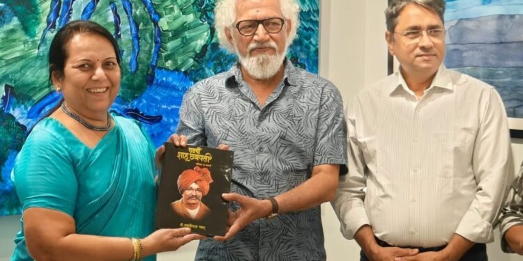 प्रकाश जोशी यांच्या ‘रिव्हर रिटर्न्स’ या चित्रप्रदर्शनास डॉ. गो-हे यांची सदिच्छा भेट