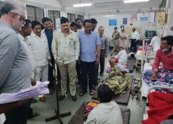 परळीत भगरीतून विषबाधा झालेल्या रुग्णांची धनंजय मुंडेंनी घेतली भेट