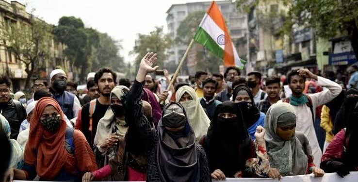 देशातील निर्बंध आणि मुस्लिम समाजाची मानसिकता