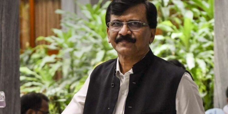 चार जागांचा प्रस्ताव आंबेडकरांना अमान्य, राऊतांनी वंचितबाबत दिशा स्पष्ट केली.