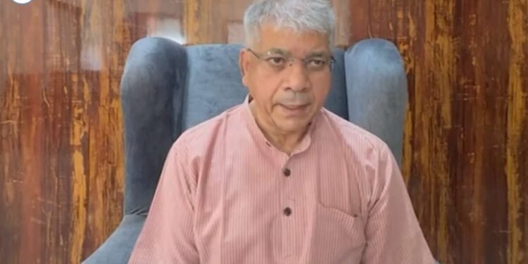 चळवळीला लाचार करून संपवलं जातंय, प्रकाश आंबेडकरांकडून स्वबळावर लढण्याचे संकेत