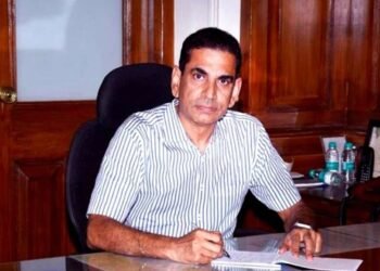 इकबाल सिंह चहल यांना निवडणूक आयोगाचा दणका, मुंबई महापालिकेच्या आयुक्त पदावरून चहल यांची उचलबांगडी.