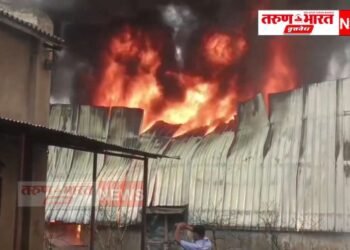 अक्कलकोट रोडवरील गांधीनगर इथल्या प्लास्टिक चिकटपट्टी कारखान्याला भीषण आग
