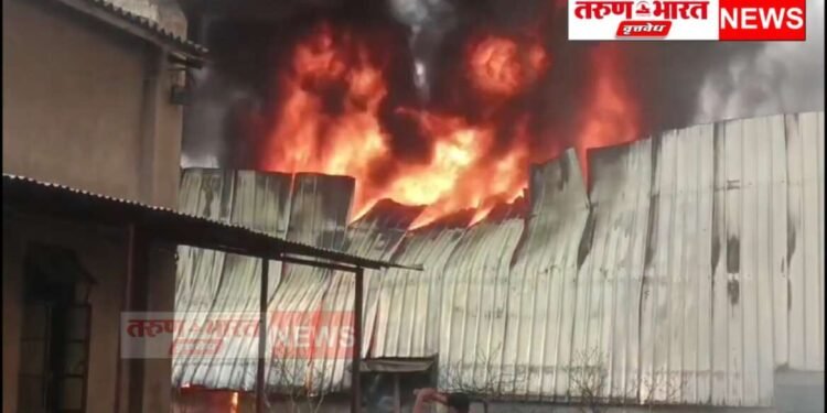 अक्कलकोट रोडवरील गांधीनगर इथल्या प्लास्टिक चिकटपट्टी कारखान्याला भीषण आग