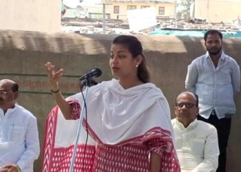 दक्षिणच्या दौऱ्यात प्रणिती शिंदेंचे जोरदार स्वागत ; मोदीजी हिम्मत असेल तर समोरासमोर लढा ; दिले आव्हान