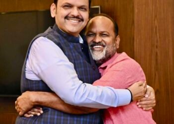 फडणवीस यांच्याशी गळाभेट ; जानकर महायुतीमार्फत बारामती लोकसभा लढवण्याचे संकेत ?