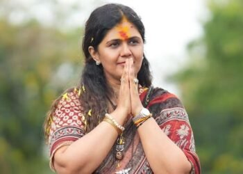 पंकजा मुंडेंना उमेदवारी जाहीर झाल्यानंतर परळीत फटाके फोडून केला जल्लोष