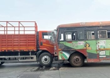 बस-आयशरच्या धडकेत २२ प्रवासी जखमी..!