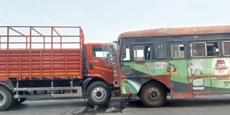 बस-आयशरच्या धडकेत २२ प्रवासी जखमी..!