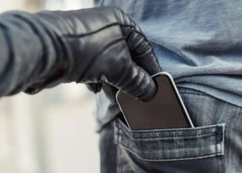 हस्तगत केलेले तीन लाखांचे मोबाईल सोलापूर पोलिसांकडून मूळ मालकांना परत