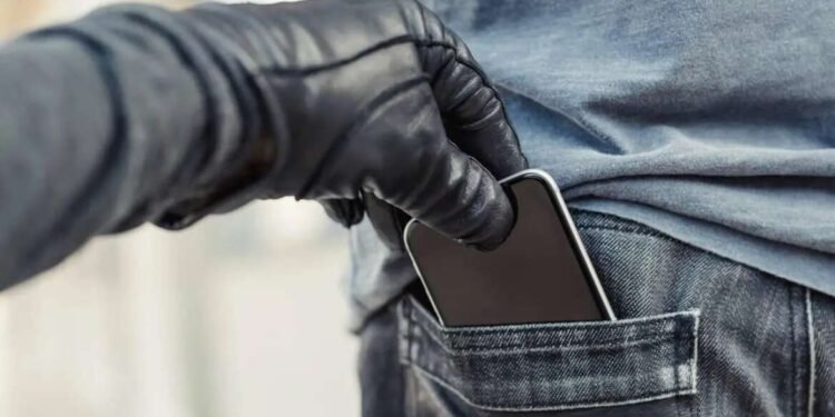 हस्तगत केलेले तीन लाखांचे मोबाईल सोलापूर पोलिसांकडून मूळ मालकांना परत