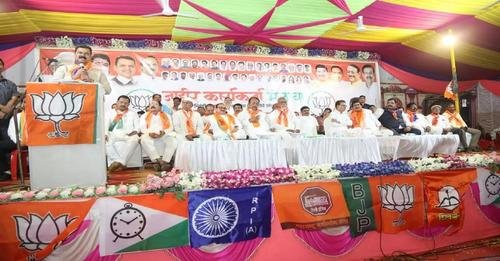 इकडे घड्याळ, तिकडे धनुष्यबाण, इंजिनाला मधोमध स्थान; महायुतीत भाजपकडून मनसेला मानाचं पान