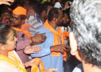 प्रणिती शिंदे यांनी सोलापुरात केले मनोज जरांगे पाटील यांचे स्वागत