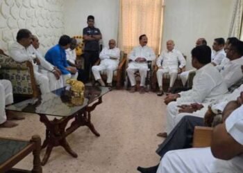 शरद पवार, विजयसिंह मोहिते पाटील व सुशीलकुमार शिंदे यांच्यात राजकीय खलबते ;अकलूजच्या बैठकीकडे महाराष्ट्राचे लक्ष