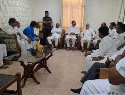 शरद पवार, विजयसिंह मोहिते पाटील व सुशीलकुमार शिंदे यांच्यात राजकीय खलबते ;अकलूजच्या बैठकीकडे महाराष्ट्राचे लक्ष