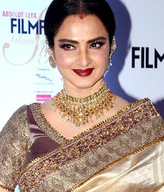 ४० वर्षांपूर्वी रेखाच्या घरावर आयकर विभागाने टाकलेला छापा, सिनेमा रद्द होईल या भीतीने अभिनेत्री….