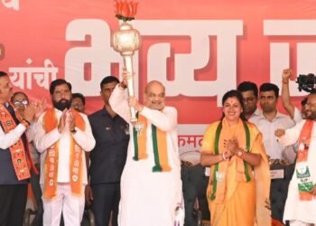 काश्मीरमध्ये महाराष्ट्र भवन बनवणारच – मुख्यमंत्री