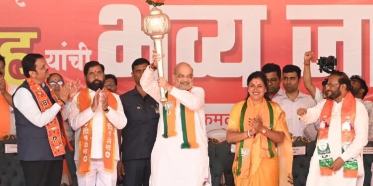 काश्मीरमध्ये महाराष्ट्र भवन बनवणारच – मुख्यमंत्री