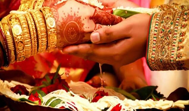 लग्नात मानपान आणि हुंडा दिला नाही म्हणून मानसिक आणि शारीरिक छळ केल्याप्रकरणी सासरच्या मंडळीवर गुन्हा दाखल करण्यात आला.