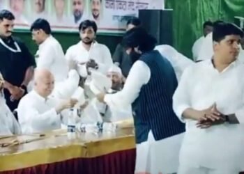 शौकत पठाणनीं घातल्या नेत्यांना टोप्या ; सुशीलकुमारांसह मास्तरांना झाल्या गुदगुल्या