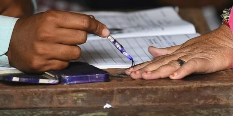 सोलापुरात ‘होम व्होटिंग’ साठी १ लाख ६ हजार मतदारांचा नकार