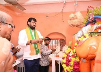 सोलापुरात रामाने घेतले हनुमानाचे आशीर्वाद