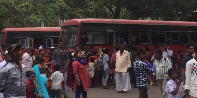 उन्हाळी सुट्टीसाठी प्रवाशांची एसटी स्थानकांवर मोठी गर्दी