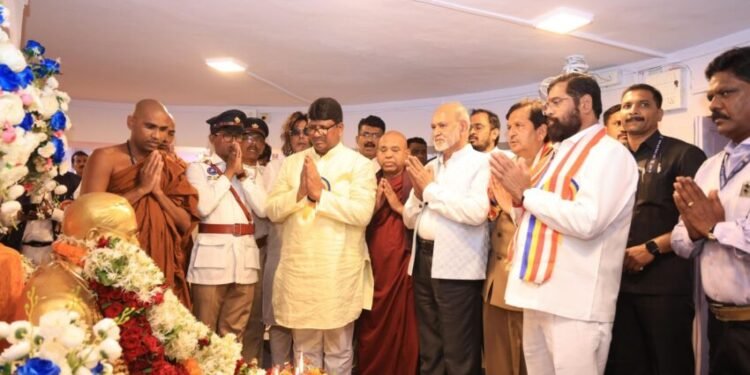 चैत्यभूमीवरील आंबेडकर यांच्या स्मारकाला मुख्यमंत्र्यांकडून अभिवादन